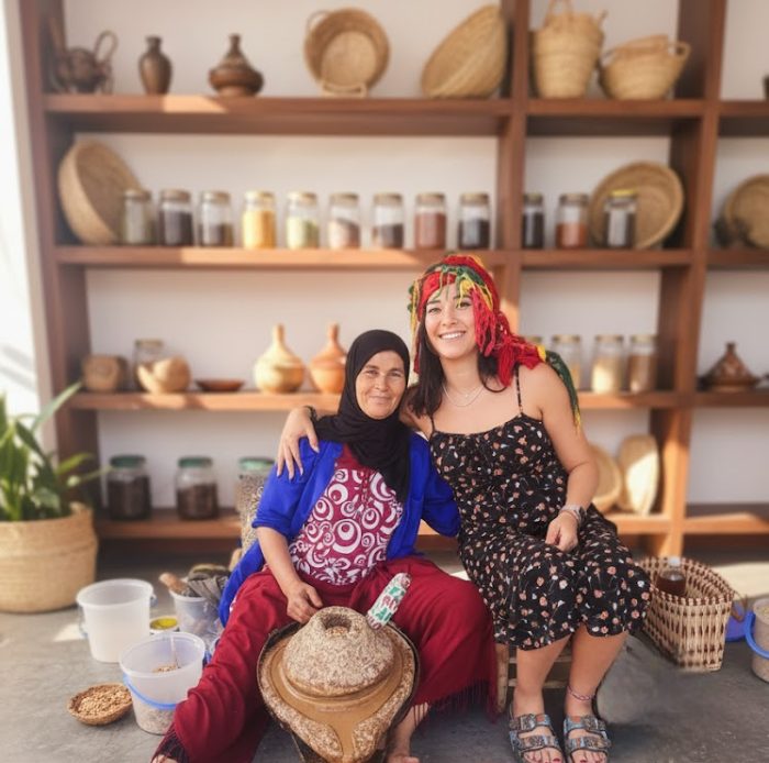 Soukaina con una donna della cooperativa di argan in Marocco
