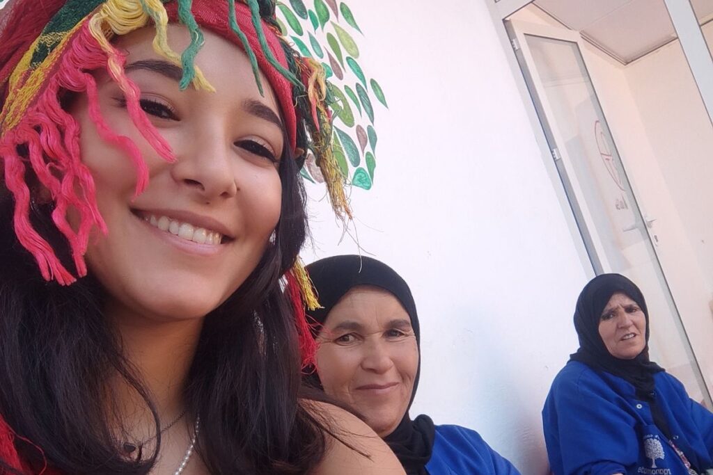 Soukaina con le donne della cooperativa di argan in Marocco